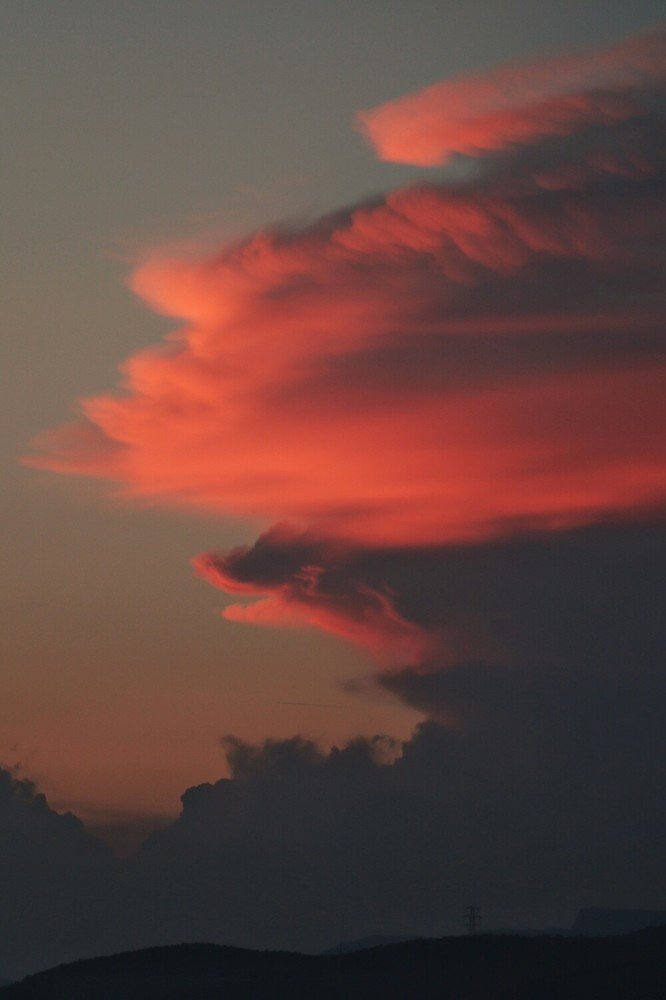 Грозовая наковальня в лучах вечернего солнца