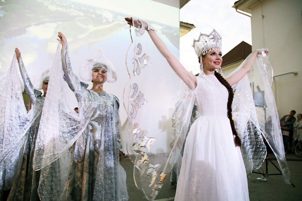 На празднике