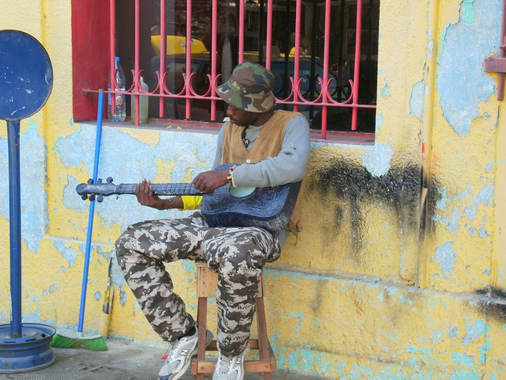 Уличный гитарист Дакар, Сенегал