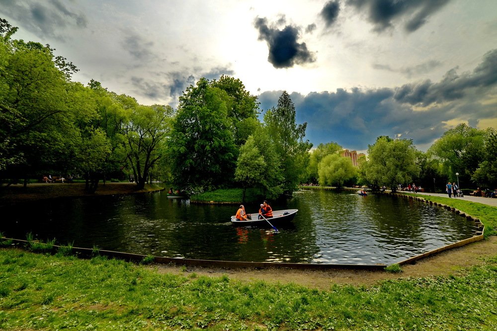 НА  ВЁСЛАХ .