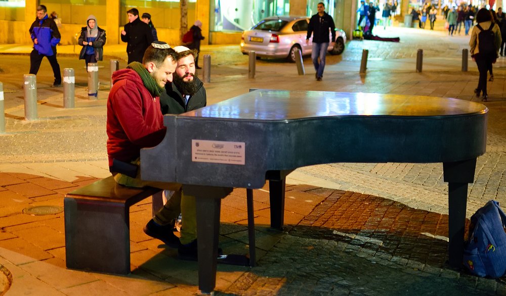 На бетонном рояле