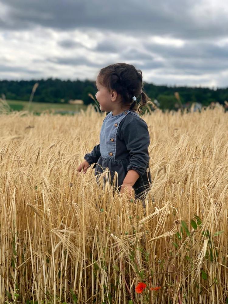 Девочка в поле