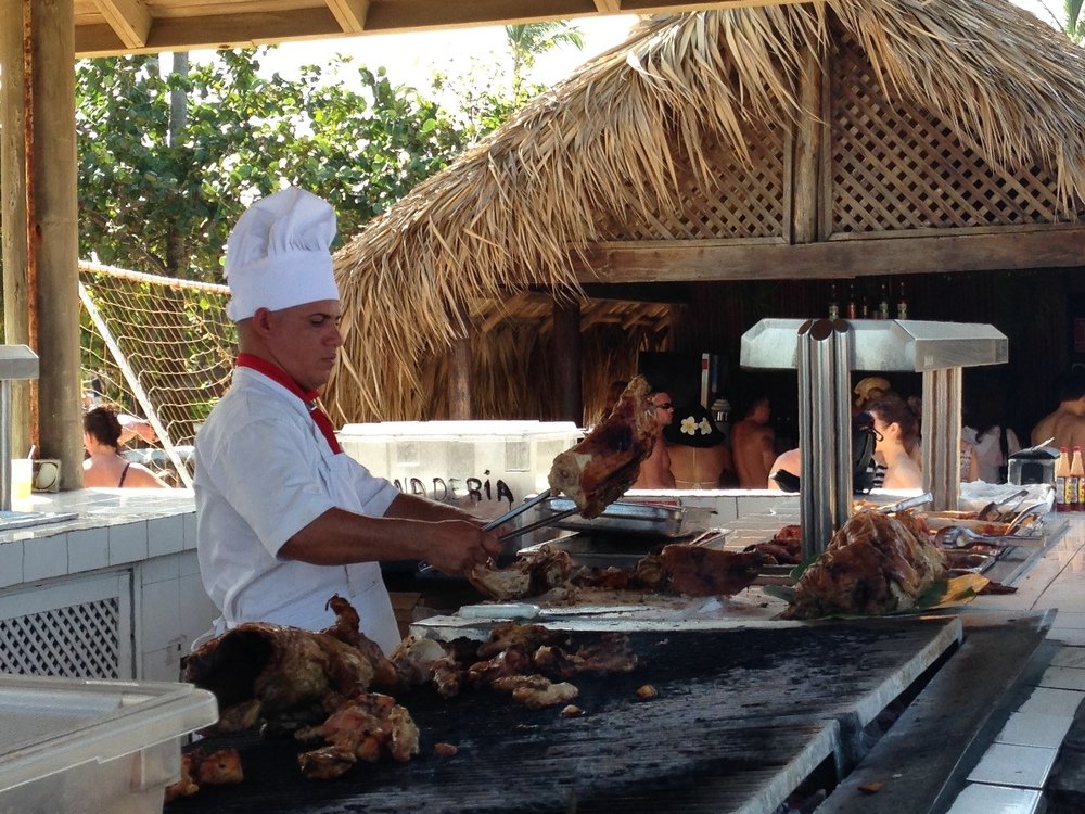 Шеф проверяет, запеченные парасята, Доминикана