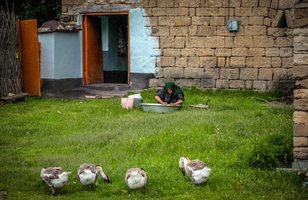 Бабушка за стиркой..