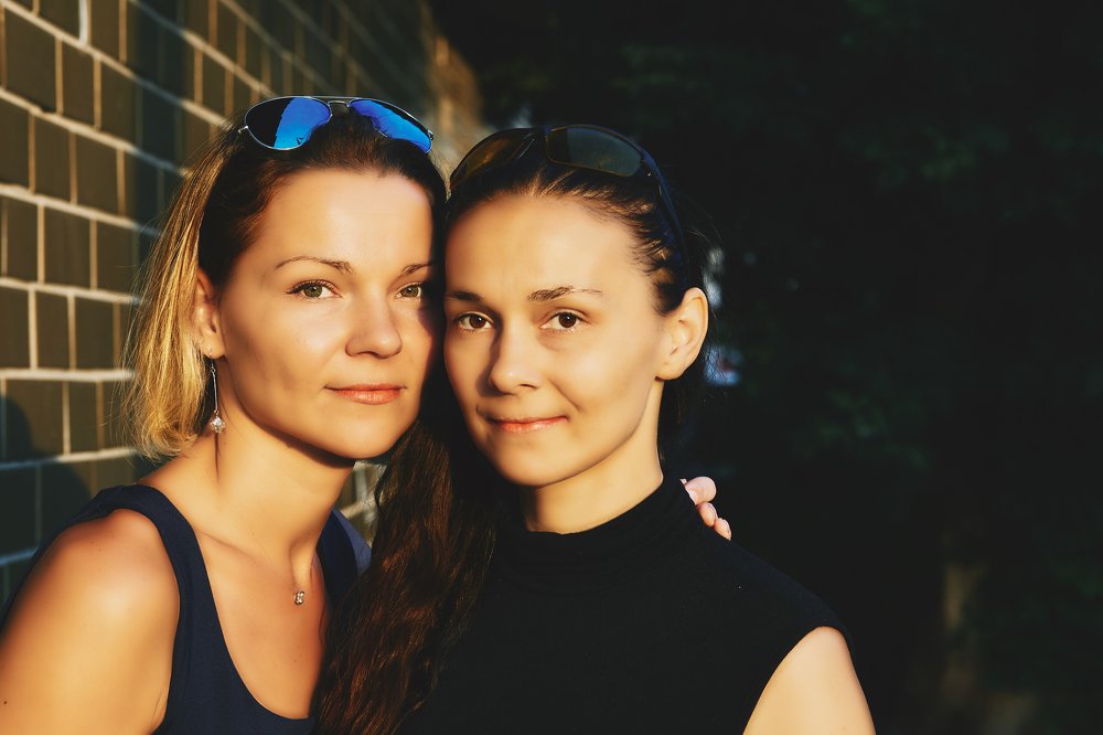 Две сестры.