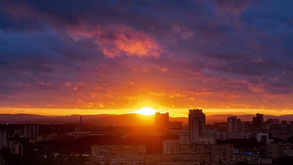 закат в просвете облаков
