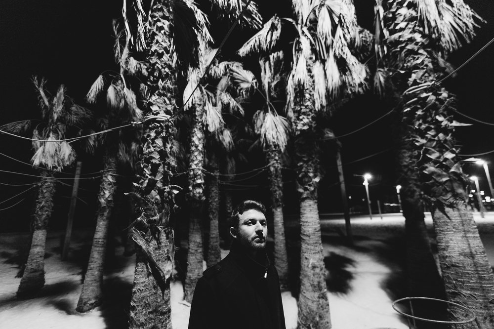 Игорь на фоне пальм