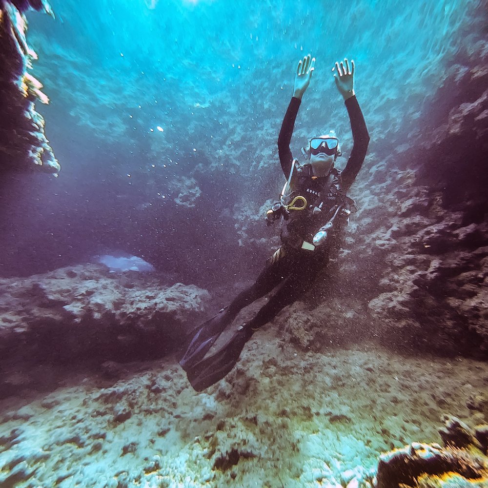 Дайвер исследует пещеру