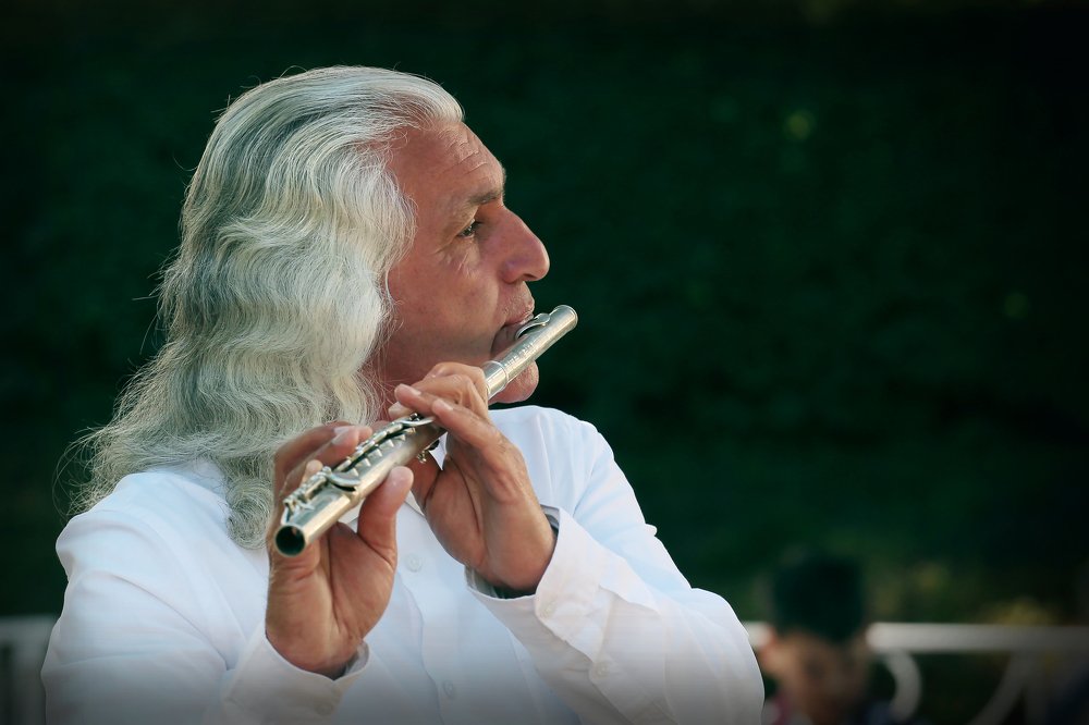 Повесил свой сюртук на спинку стула музыкант....