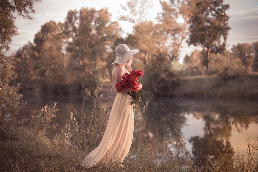 Незнакомка с пионами