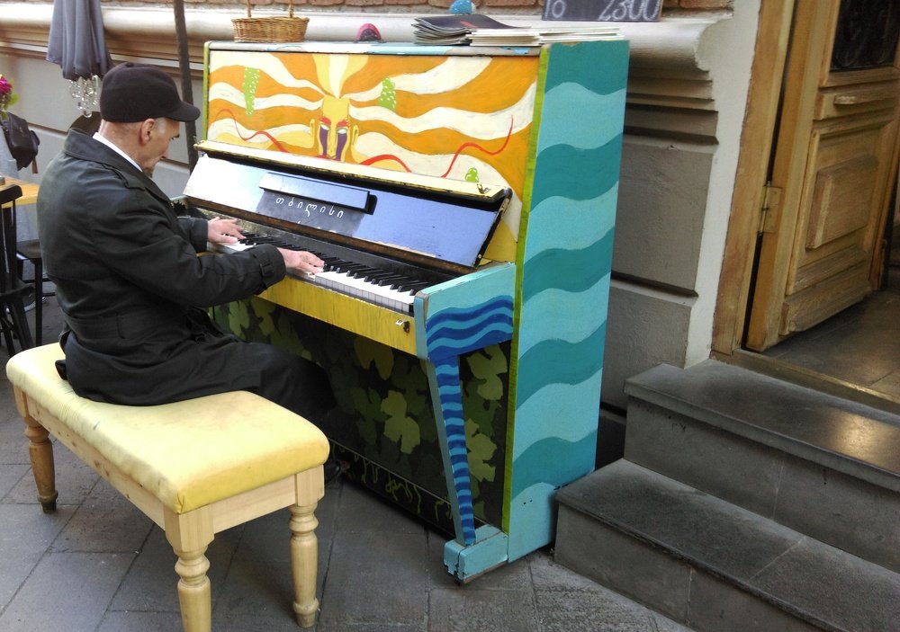 Пианист на улицах Тбилиси