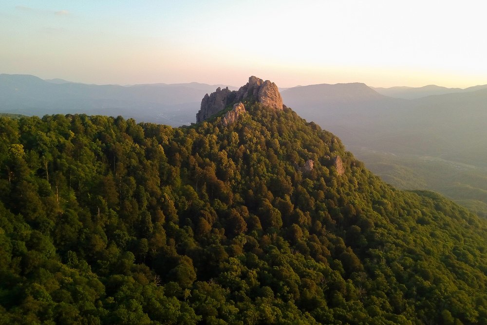 Летний закат и скалы