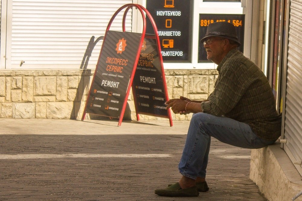 Пожилой мужчина с сигаретой