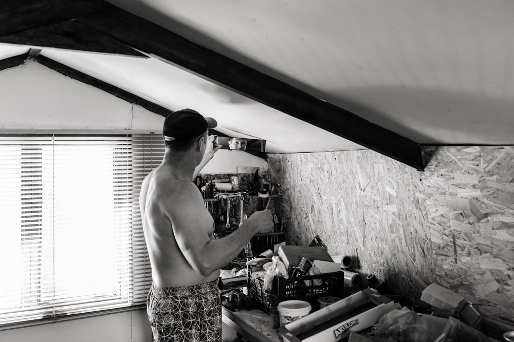 смотря в зеркало