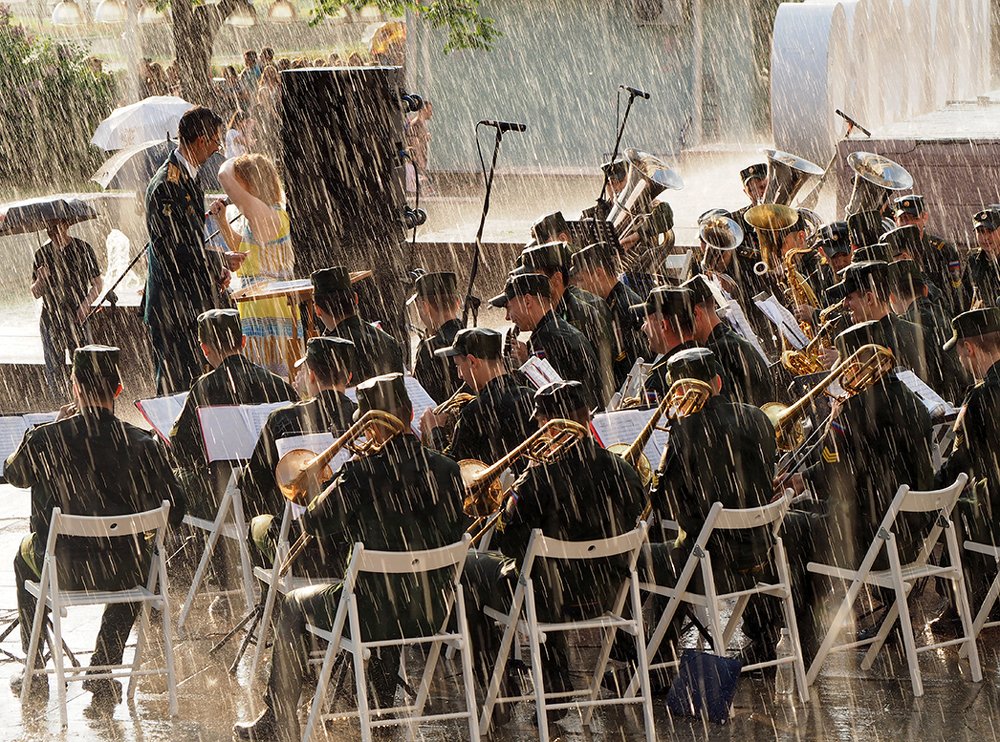 Исполнение под дождём