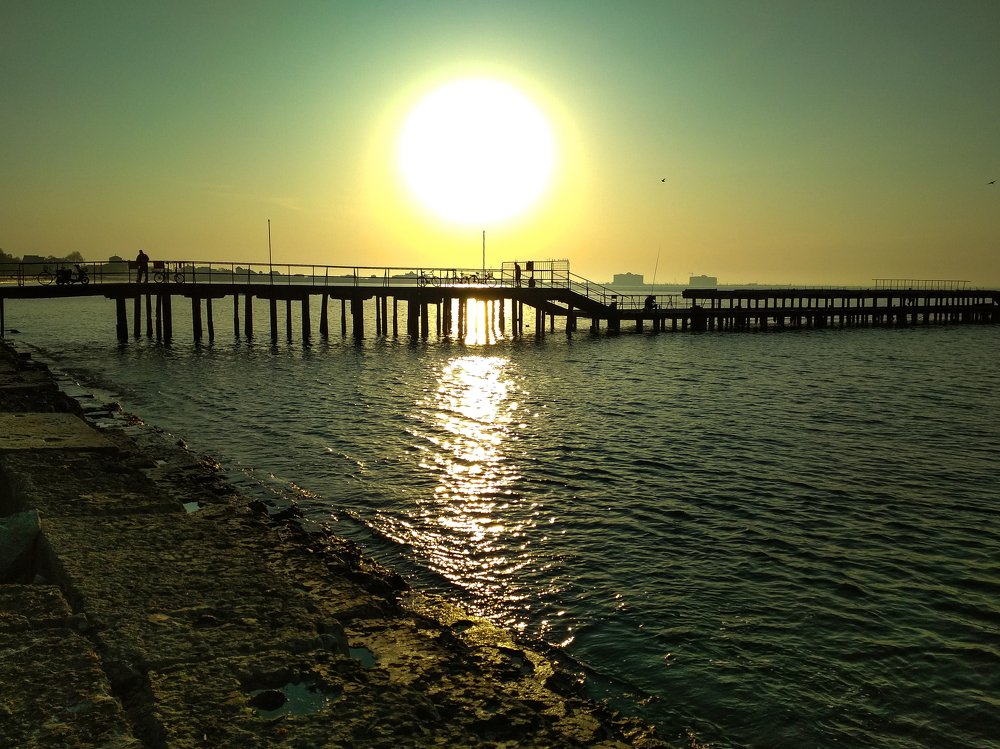 Атмосфера курортного утреннего города.