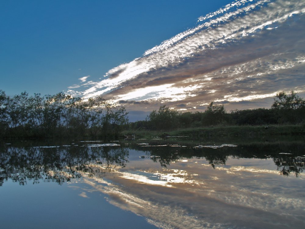 Закат над озером.