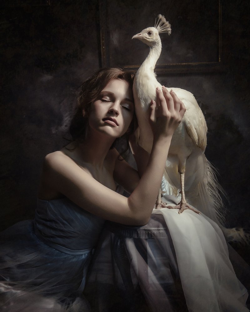 Девочка и павлин
