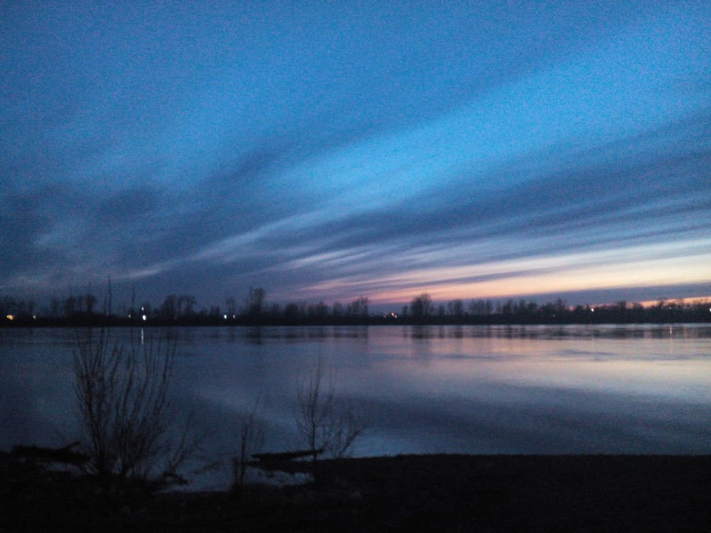 Летний закат на берегу Енисея.