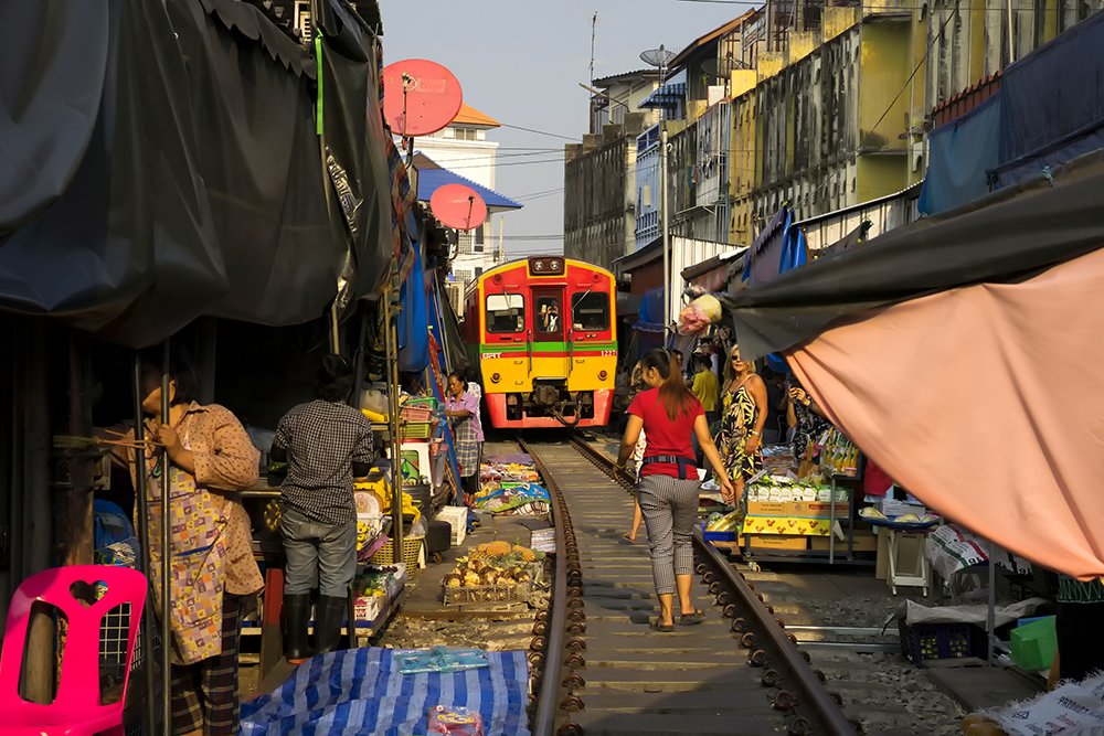 Maeklong Train Market