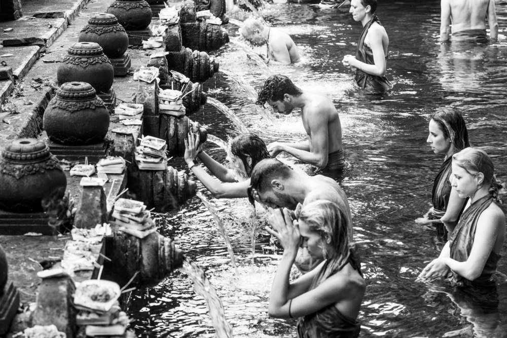 Tourists bathing on the holy waters of Tirta Empul Temple, Bali, Indonésia
