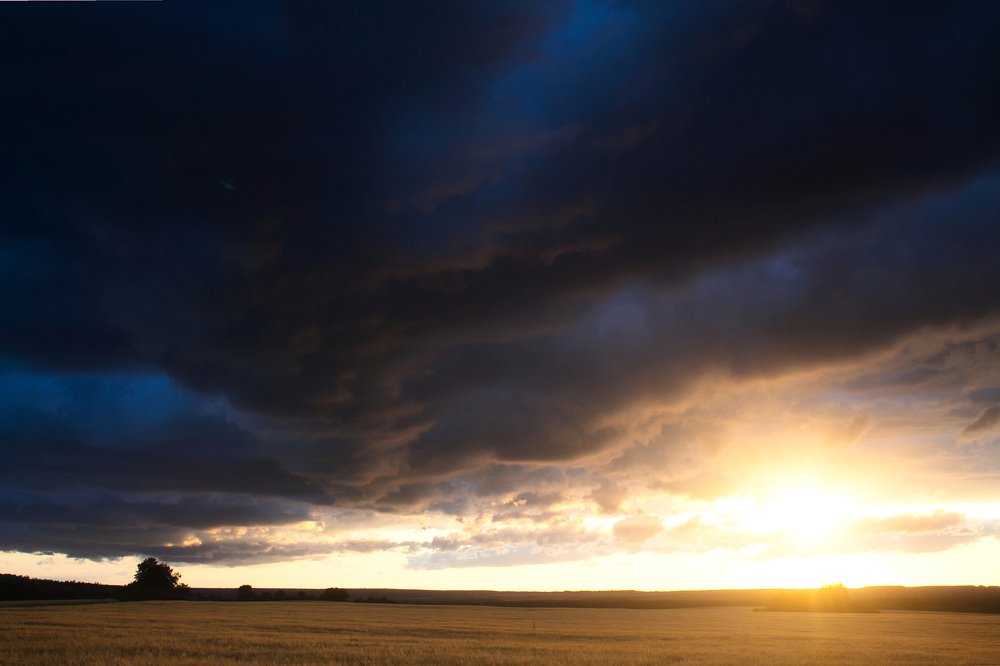 Туча над закатом