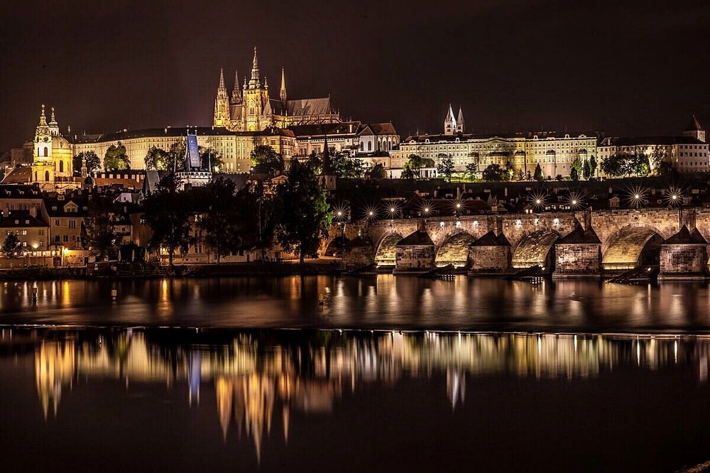 Prague's  Charles Bridge at night.  Ночная Прага, Карлов Мост.