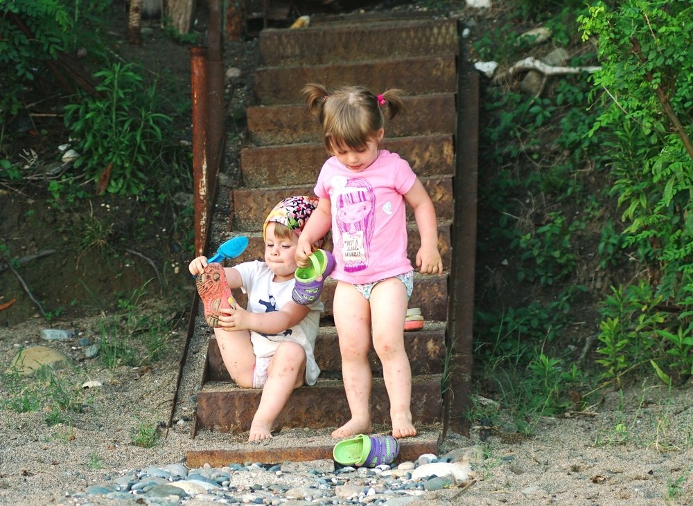 Сёстры-близнецы.