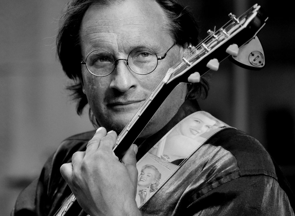 Максим, музыкант, гитара