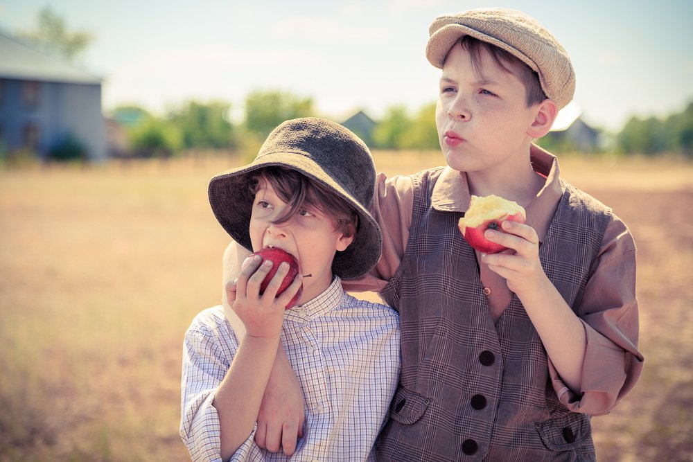Мальчики с яблоками