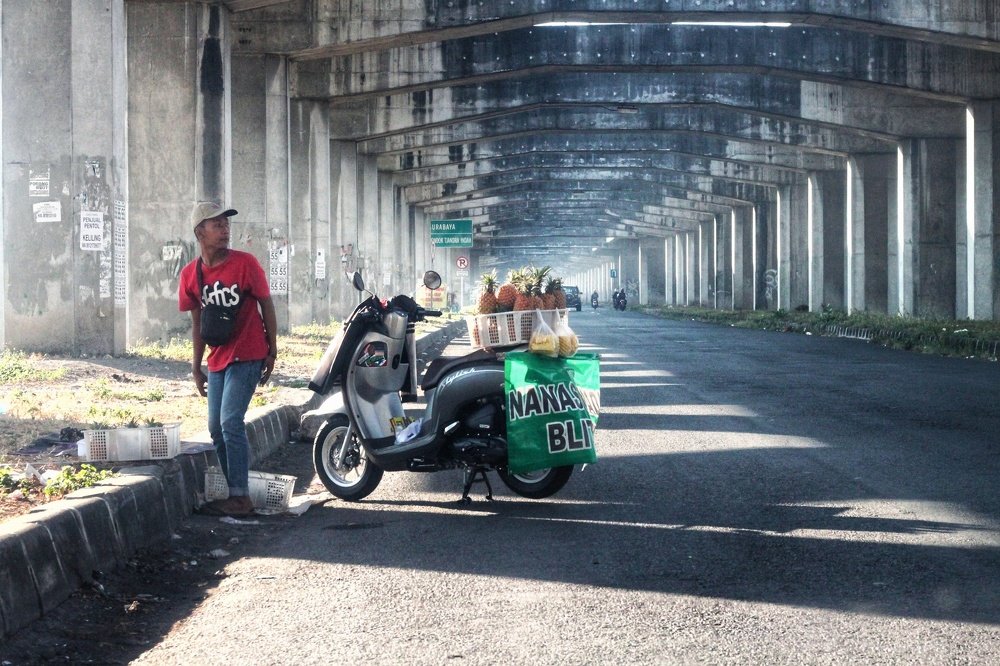 Selling the pineapples