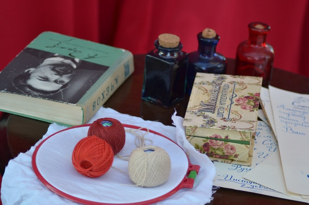 Стол в экспозиции