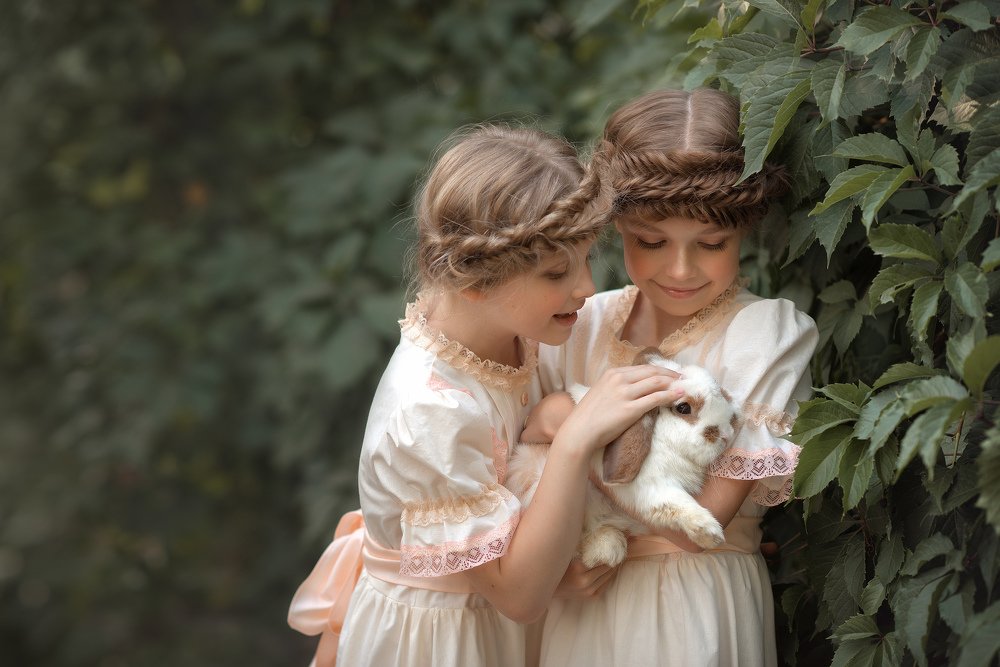 сестры с кроликом