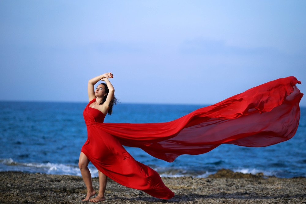 Red woman and sea