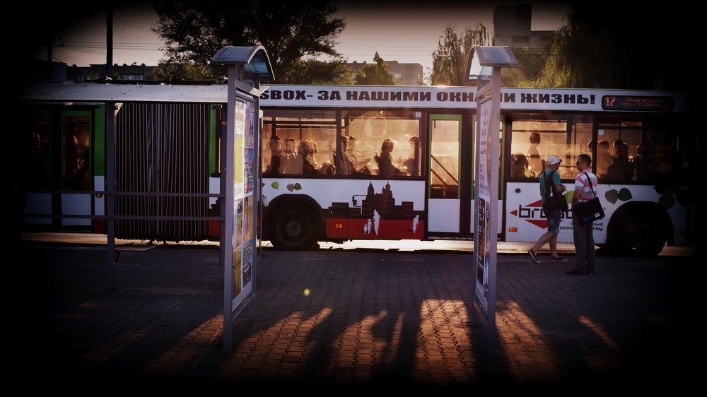 ранним утром на остановке