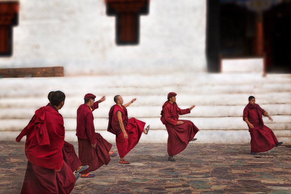Танцующие монахи