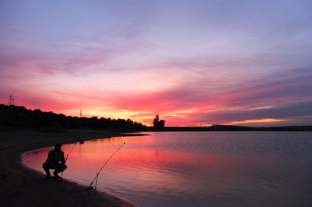 На рассвете лучший клёв у рыбака