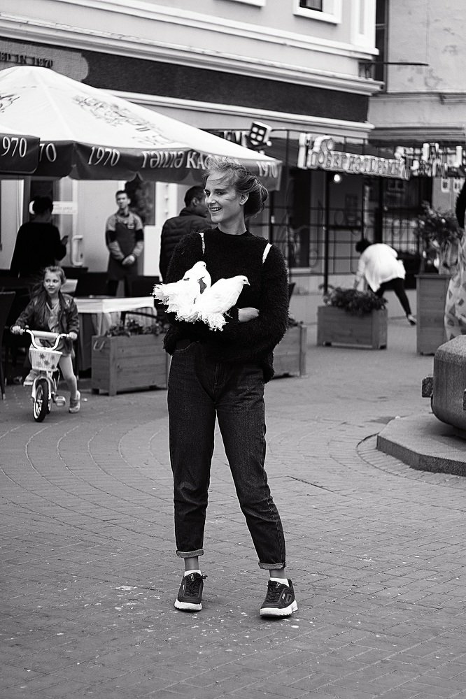 Девушка и голуби