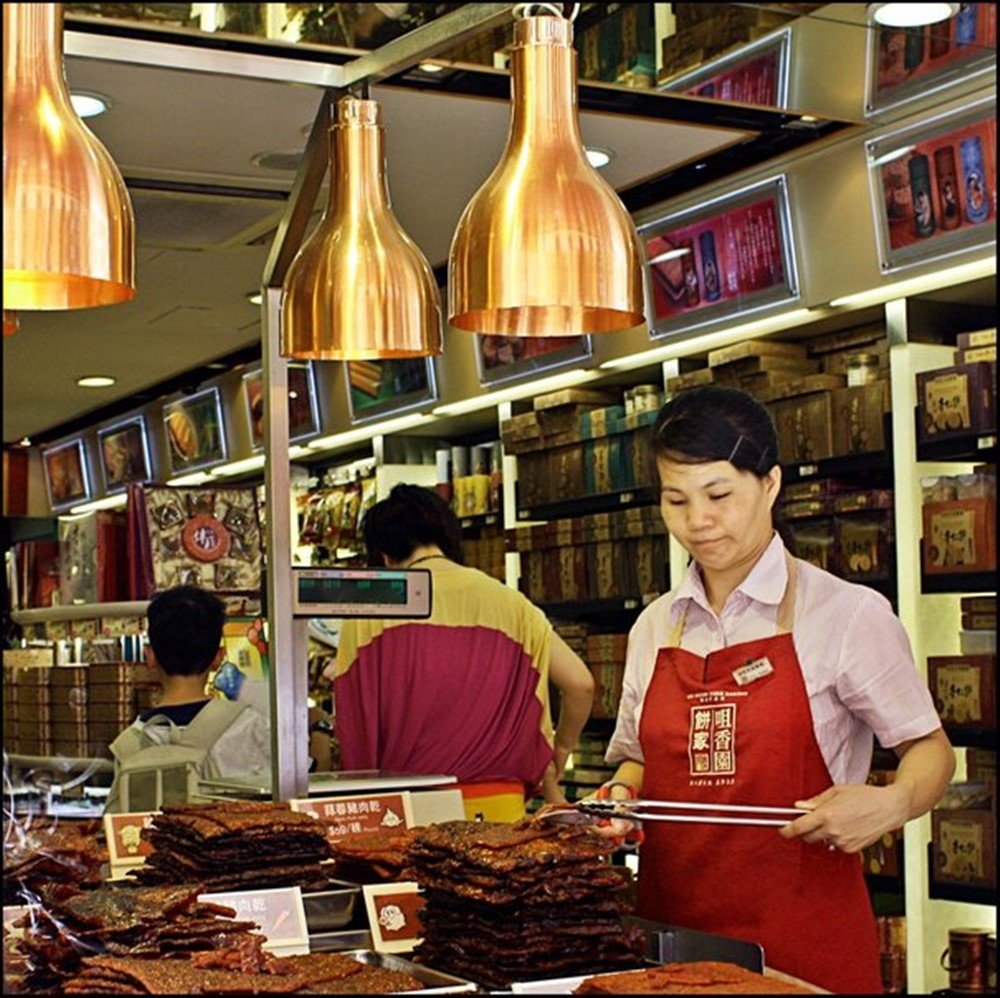 Кругом в Макао продают прессованное мясо, сладкое, соленое и другое разное сделанное как пастила.