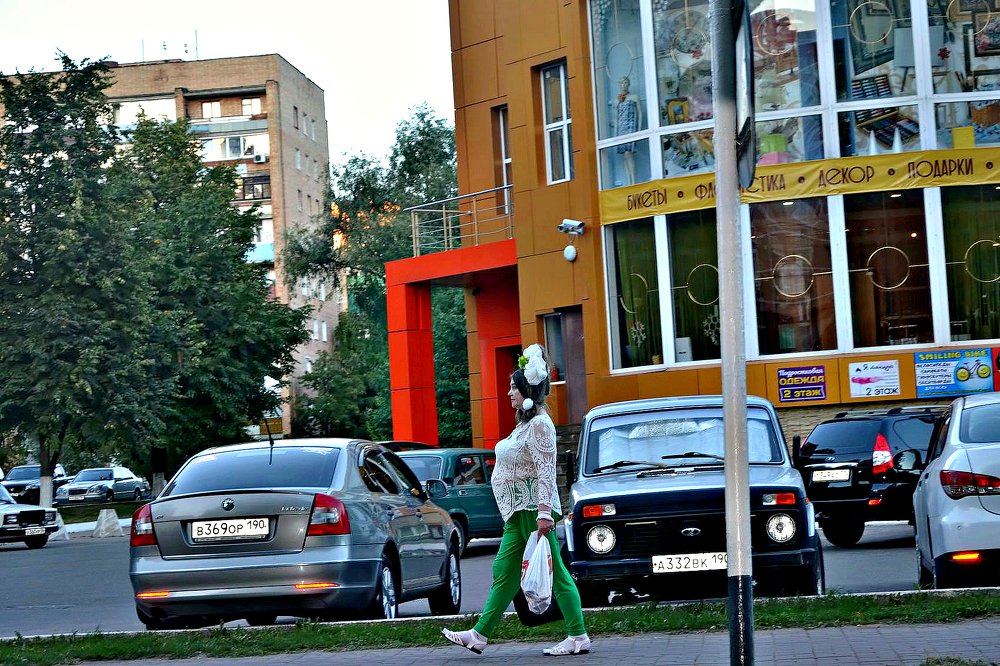 Девушка и город.