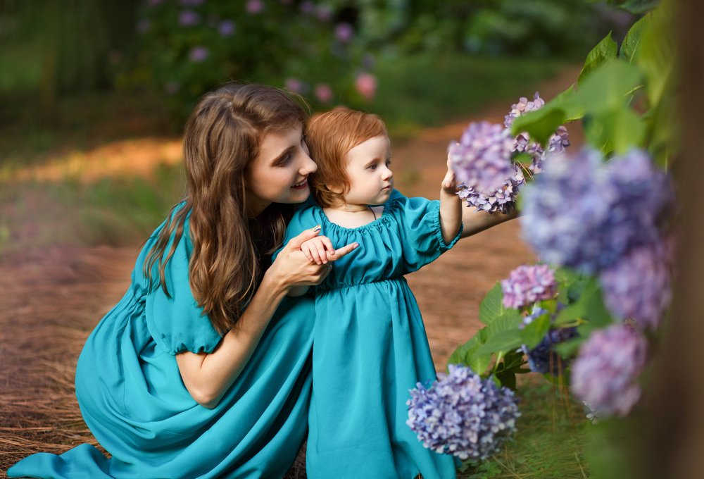 Мама с дочкой в гортензиях