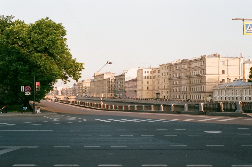 Белый день - утро.