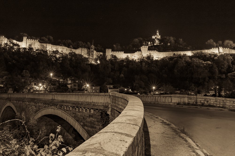 Veliko Tarnovo by night.