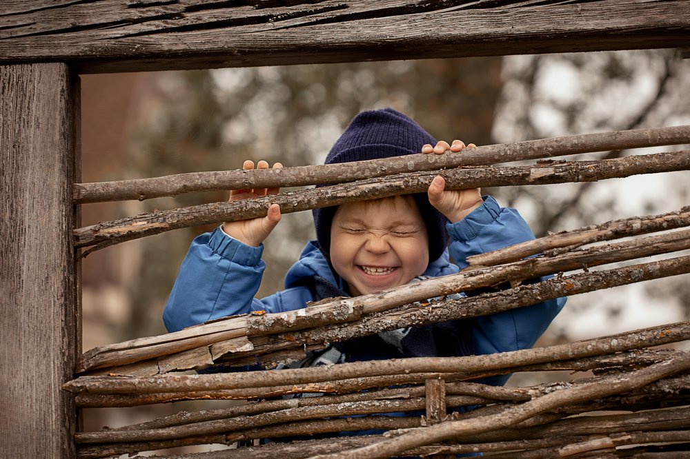 мальчик зажмурился