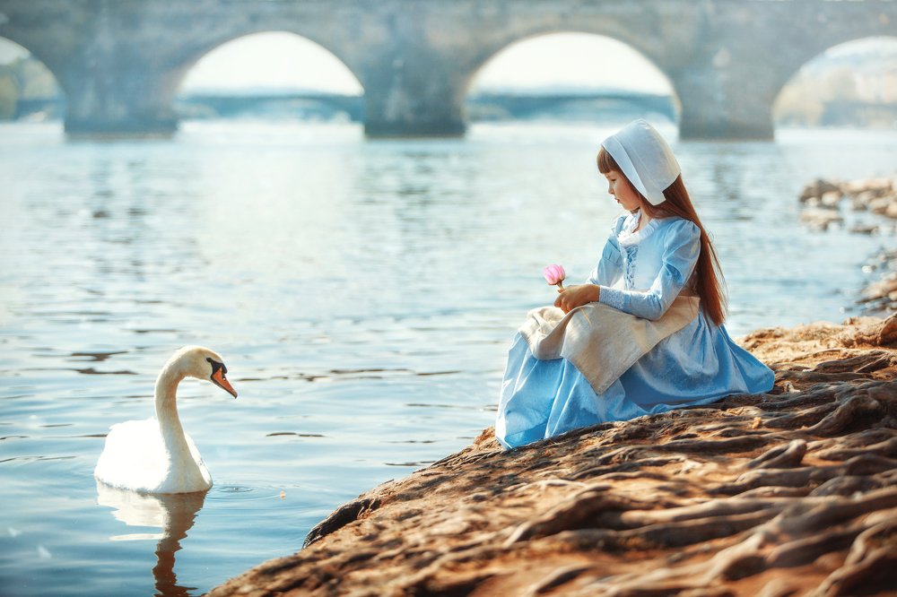 Девочка и лебедь
