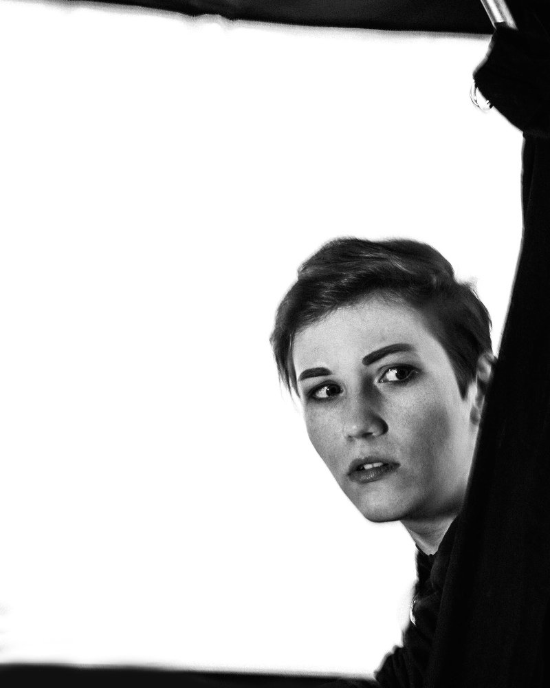 Аня ищет, где бы разлить масло