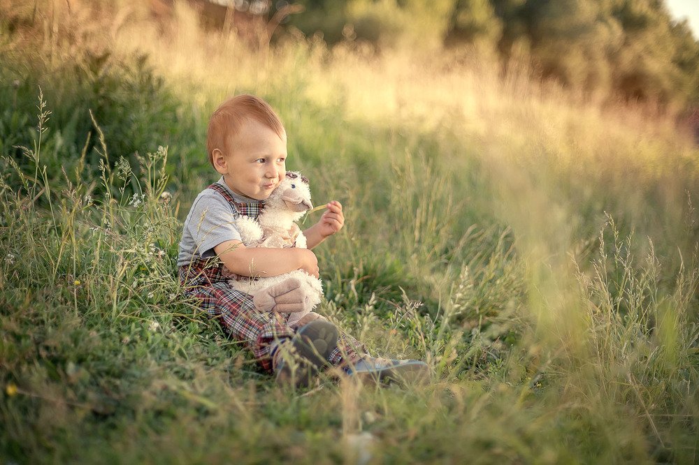 С карамелькой за щекою
