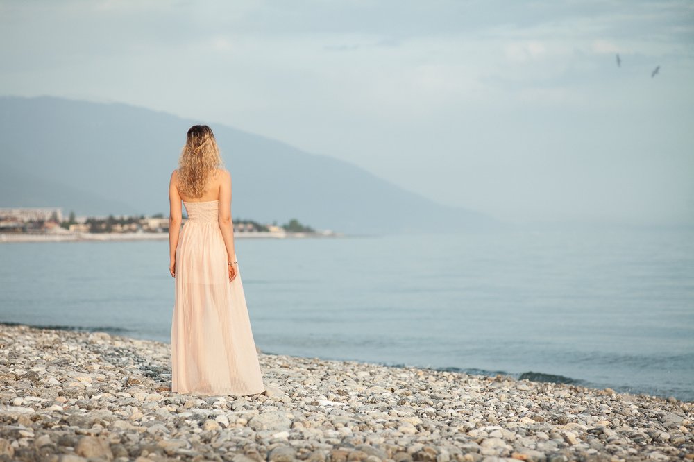 Грустит о нем