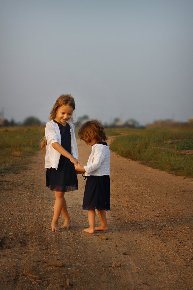 две сестренки