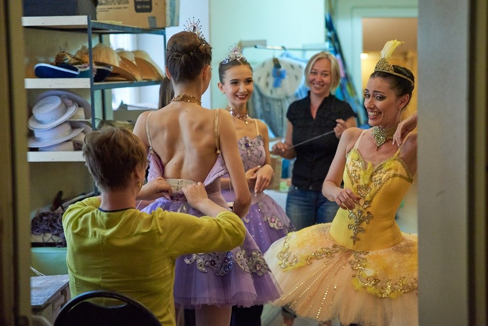 За кулисами